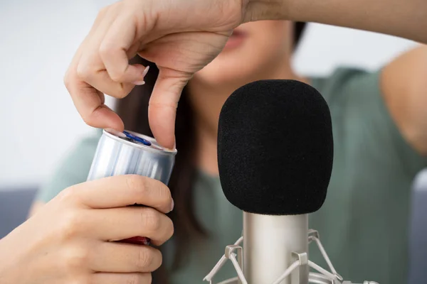 Donna Apertura Può Sul Microfono Fare Suoni Asmr — Foto Stock