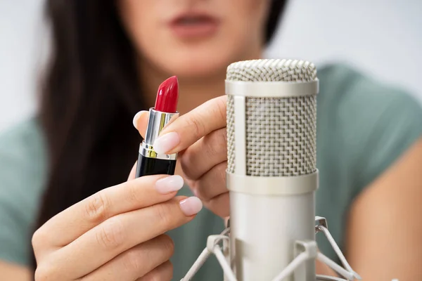 Γυναίκα Που Χρησιμοποιεί Κραγιόν Στο Μικρόφωνο Για Κάνει Asmr Ήχους — Φωτογραφία Αρχείου