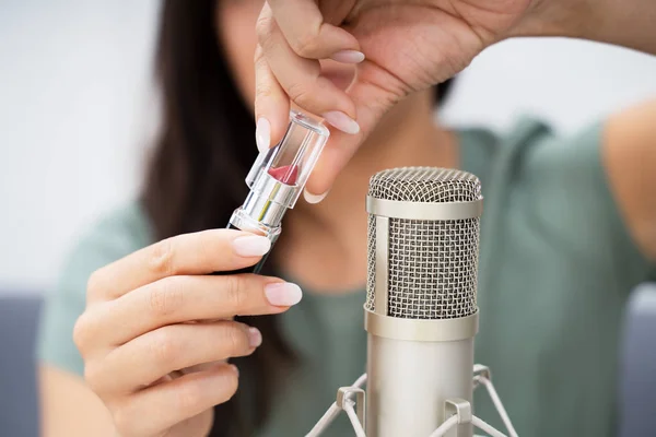 Donna Che Apre Rossetto Sul Microfono Emettere Suoni Asmr — Foto Stock