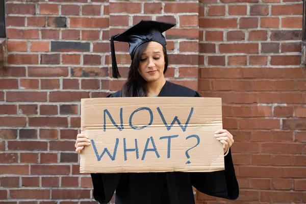 Estudante Graduado Triste Que Está Com Agora Que Placard Contra — Fotografia de Stock