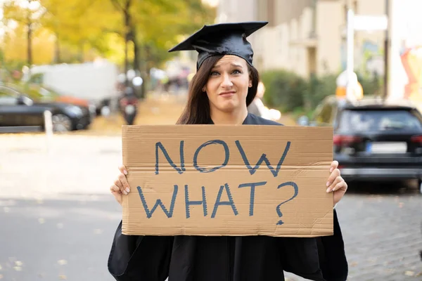 Sad Graduate Student Står Med Vad Placard Gatan — Stockfoto