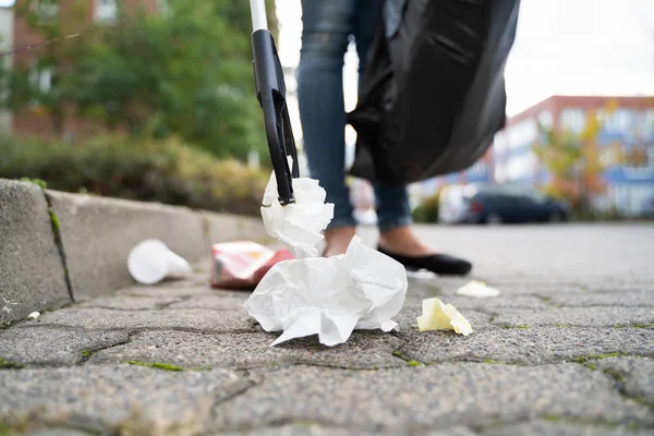 Γυναίκα Που Συλλέγει Σκουπίδια Έξω Χρησιμοποιώντας Σκουπίδια Picker — Φωτογραφία Αρχείου