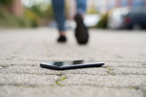 Γυναίκα Περπατώντας Ενάντια Πεσμένο Smartphone Στο Δρόμο — Φωτογραφία Αρχείου