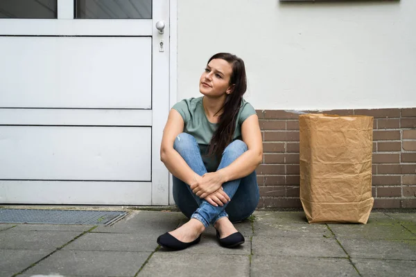 Mujer Joven Esperando Frente Puerta Cerrada —  Fotos de Stock