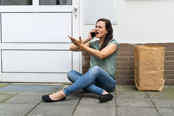 Μια Φοβισμένη Νεαρή Γυναίκα Κάθεται Έξω Από Την Πόρτα Μιλάει — Φωτογραφία Αρχείου