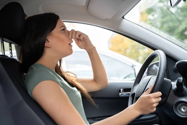 Женщина Закрывает Нос Неприятного Запаха Внутри Автомобиля — стоковое фото