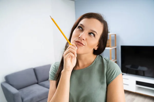 Portret Van Doordachte Jonge Vrouw Woonkamer — Stockfoto