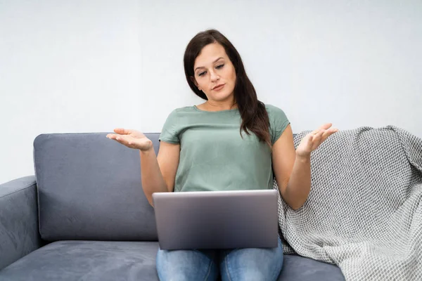 Woman Videoconferencing Laptop Στο Σαλόνι Στο Σπίτι — Φωτογραφία Αρχείου