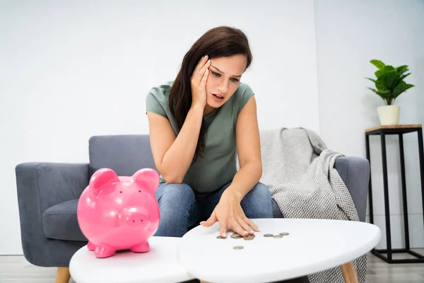 Junge Unglückliche Frau Leert Ihr Sparschwein Mit Weniger Als Hause — Stockfoto