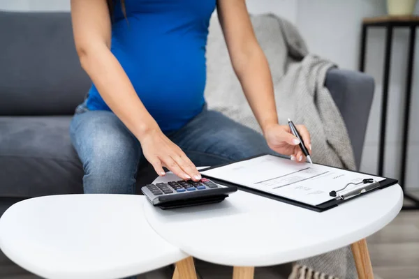 Έγκυος Γυναίκα Που Υπολογίζει Οικονομικά Της Στο Σπίτι — Φωτογραφία Αρχείου