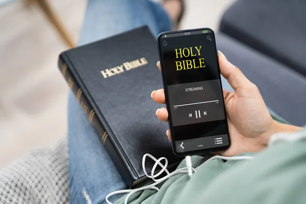 Mulher Ouvindo Livro Áudio Bíblia Smartphone — Fotografia de Stock