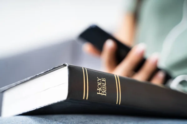 Mulher Ouvindo Livro Áudio Bíblia Smartphone — Fotografia de Stock