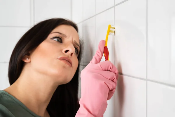 Close Person Hand Cleaning Dirty White Tile Wall Using Brush — Stok Foto