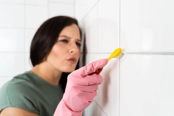 Primer Plano Persona Limpieza Mano Azulejo Blanco Sucio Pared Usando — Foto de Stock