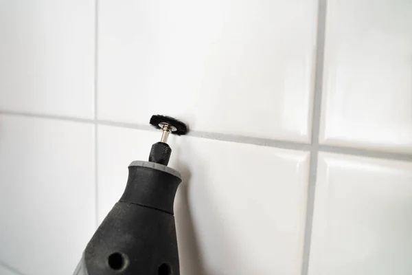 Pessoa Que Limpa Telha Branca Suja Parede Usando Ferramenta Elétrica — Fotografia de Stock