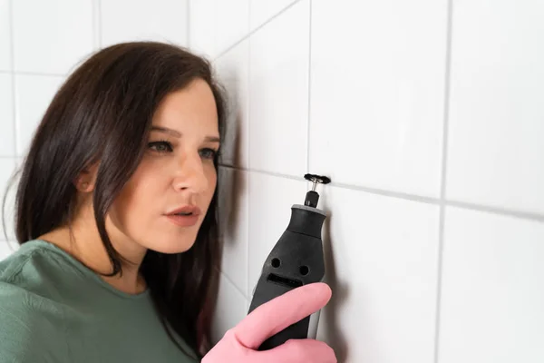 Person Reinigt Die Schmutzige Weiße Fliese Der Wand Mit Einem — Stockfoto