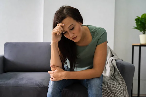 Joven Mujer Deprimida Sentada Sofá Casa — Foto de Stock