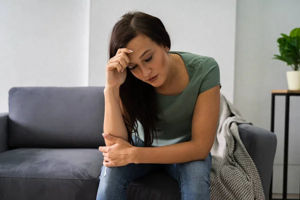 Jonge Gedeprimeerde Vrouw Zit Bank Thuis — Stockfoto