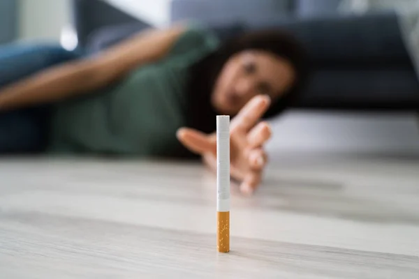 Rauchersüchtige Frau Greift Hause Zur Zigarette — Stockfoto