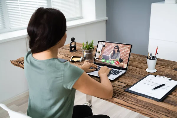 Jovem Videoconferência Mulher Com Colega Computador Mesa — Fotografia de Stock