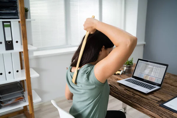 Mujer Joven Usando Rascador Trasero Oficina — Foto de Stock