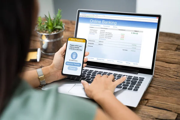 Frau Mit Handy App Zur Authentifizierung Von Banküberweisungen Auf Laptop — Stockfoto