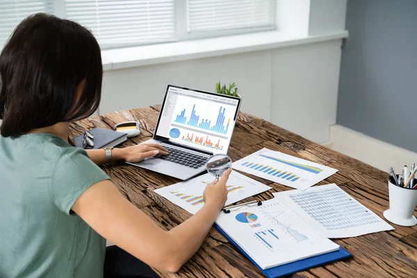 Vista Posteriore Della Giovane Imprenditrice Che Guarda Grafico Sul Computer — Foto Stock