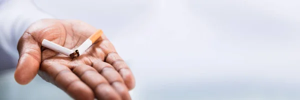 Afro Amerikaanse Stoppen Met Roken Gebroken Sigaret Hand — Stockfoto