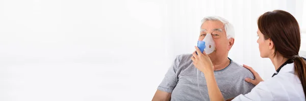 Homem Sênior Hospital Com Máscara Dpoc — Fotografia de Stock