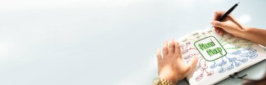 İş kadını Not Defterine Zihin Haritası Çiziyor
