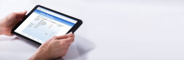 Tablet Bilgisayarında Çevrimiçi Bankacılık Kullanan Kişi