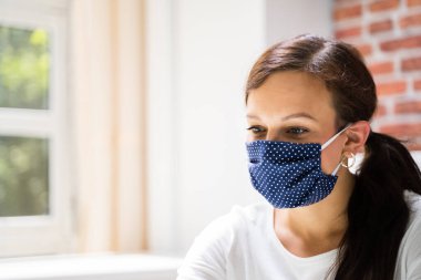 Yeniden Kullanılabilir Kumaş Maskeli Kadın. Covid-19 Karantina Moda