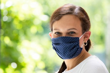 Yeniden Kullanılabilir Kumaş Maskeli Kadın. Covid-19 Karantina Moda