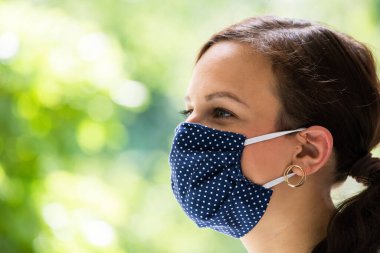Yeniden Kullanılabilir Kumaş Maskeli Kadın. Covid-19 Karantina Moda