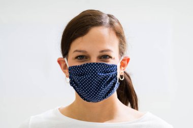Yeniden Kullanılabilir Kumaş Maskeli Kadın. Covid-19 Karantina Moda