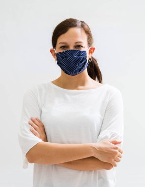 Yeniden Kullanılabilir Kumaş Maskeli Kadın. Covid-19 Karantina Moda