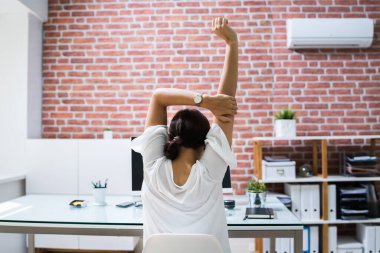 Kadın Çalışan Gergin Yoga Egzersizi Yapıyor