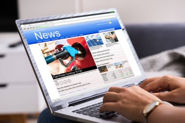 Evde Bilgisayarda Çevrimiçi Haberler Web Sitesi Okunuyor