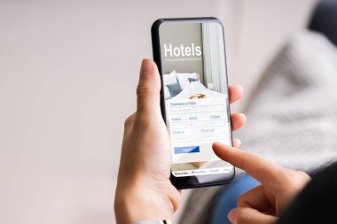 Akıllı Telefon Rezervasyon Oteli İnternet Sitesi Kullanılıyor