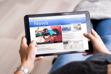 Tablet Bilgisayar Ekranında Haberler İzleniyor