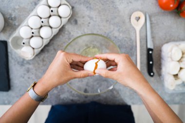 Mutfakta Yemek Yapan Kadın Yumurta Kırıyor