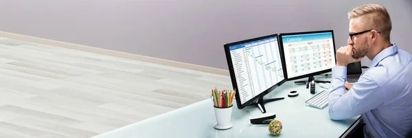 コンピュータ画面上のスケジュール カレンダーを見る従業員 — ストック写真