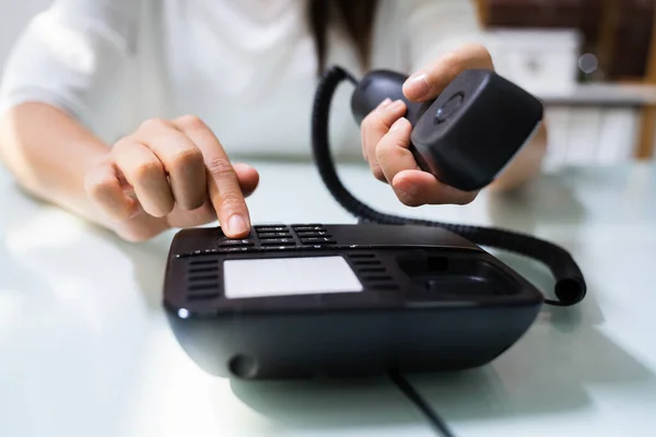 Affärskvinna Hand Gör Fast Telefon Samtal Trycka Knappen — Stockfoto