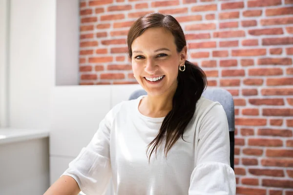 Mulher Negócios Feliz Mesa Escritório Usando Tecnologia Computador — Fotografia de Stock