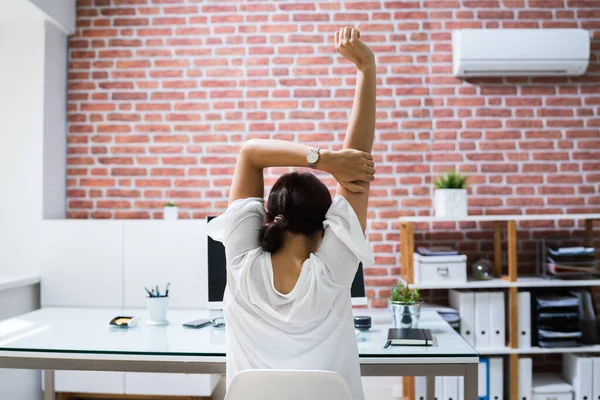 Mujer Empleada Haciendo Ejercicio Ejercicio Yoga Estirado —  Fotos de Stock