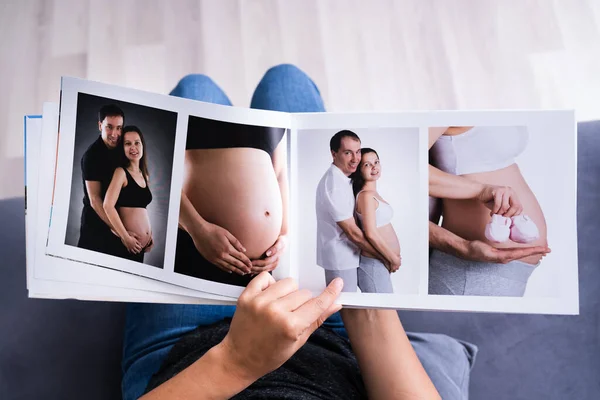 Γυναίκα Κοιτάζοντας Άλμπουμ Φωτογραφιών Photobook — Φωτογραφία Αρχείου