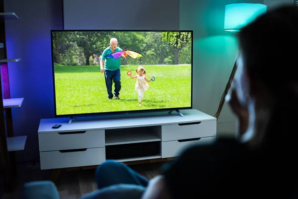 Een Vrouw Die Kijkt Bank Bank Televisie Kijken — Stockfoto