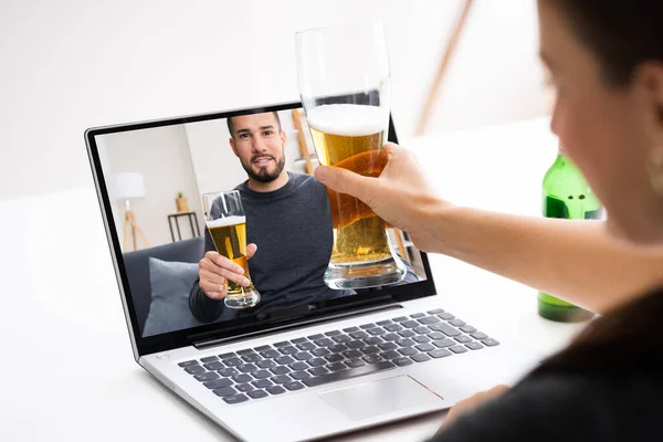 Online Virtual Beer Drinking Party Laptop — Stock Photo, Image