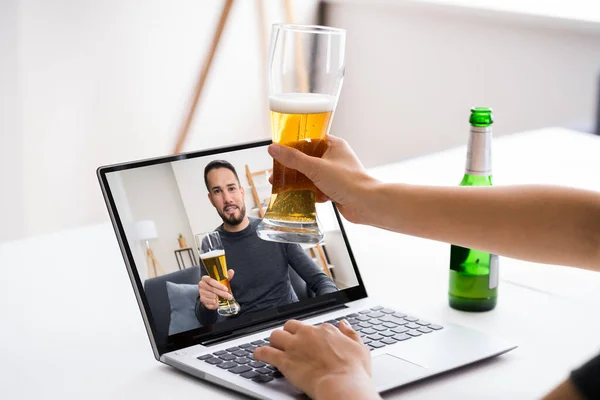 Online Virtual Beer Drinking Party Laptop — Stockfoto