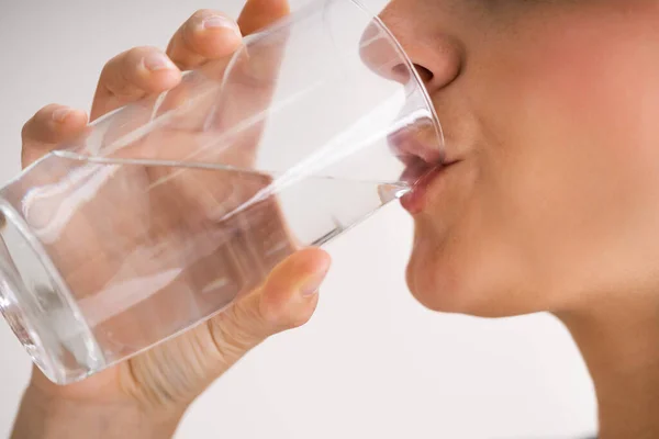 Sedienta Mujer Bebiendo Agua Vidrio Cerca — Foto de Stock